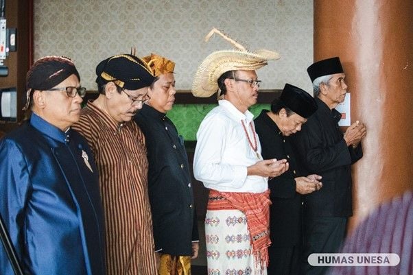 Jajaran pimpinan UNESA hadiri upacara Hardiknas 2024 dengan mengenakan pakaian adat berbagai daerah.