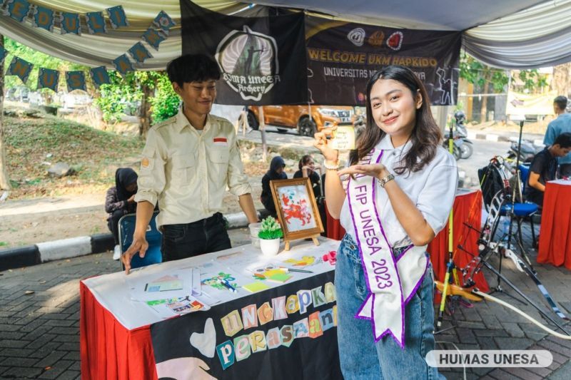 Putri Fakultas Ilmu Pendidikan (FIP) menunjukkan produk inovasi mahasiswa Universitas Negeri Surabaya (UNESA) di bidang pendidikan.