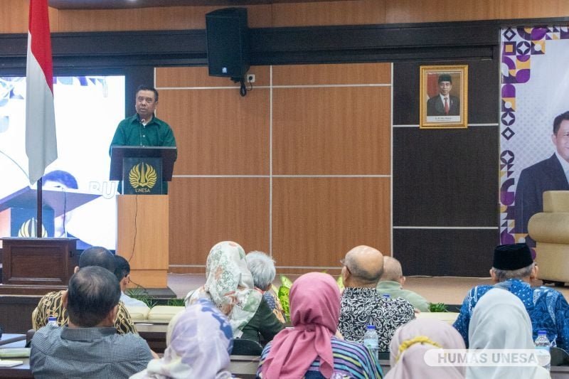 Wakil Rektor Bidang Akademik, Kemahasiswaan, dan Alumni, Prof. Dr. Madlazim, M.Si., menyampaikan isi sambutan Rektor UNESA Prof. Dr. Nurhasan, M.Kes.