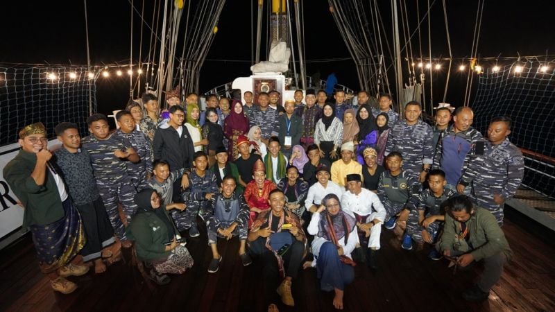 Dewi bersama peserta Pelayaran Muhibah Budaya Jalur Rempah 2023 dan jajaran awak kapal KRI Dewaruci-TNI AL