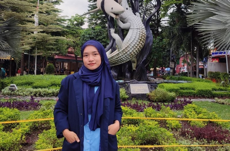  Annisa Budi Damayanti, mahasiswi S-1 Sastra Inggris, FBS, UNESA di depan patung Suro dan Boyo, Surabaya