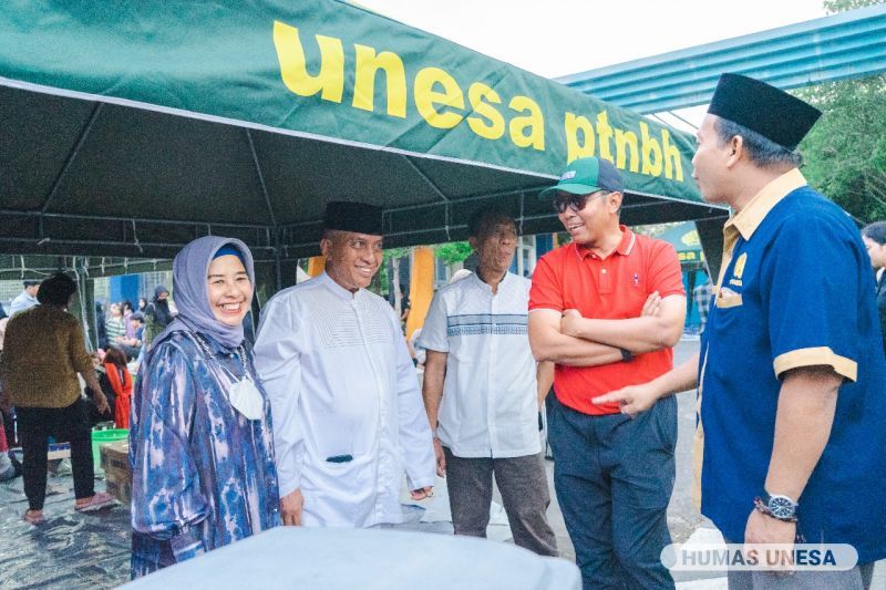 Ditemani sang istri, Rektor Cak Hasan bersama jajarannya memantau kegiatan bagi-bagi takjil di halaman depan gerbang utama UNESA 