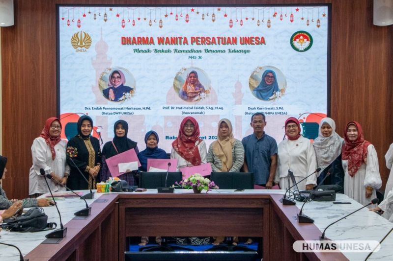 Jajaran pengurus DWP UNESA foto bersama di sela kegiatan Tausiah Ramadan di Rektorat