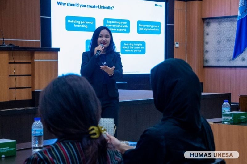 Ni Luh Dila Diah Paramita dari Kinobi paparkan pentingnya memiliki Linked-In dan cara membangun personal branding kepada mahasiswa UNESA.
