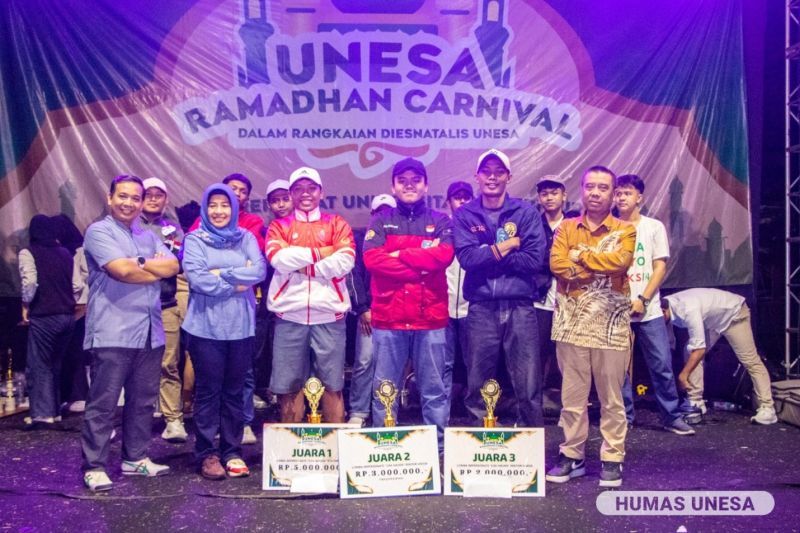Pemenang lomba Impersonate Cak Hasan pose bersama Wakil Rektor Bidang 1, Ketua DWP UNESA, dan Direktur Kemahasiswaan dan Alumni