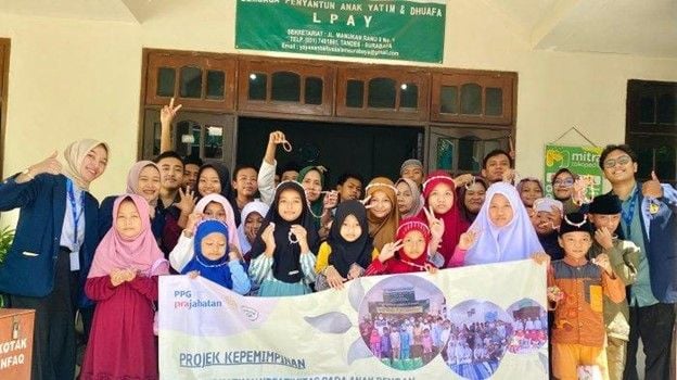 Anak-anak di Lembaga Penyantun Anak Yatim (LPAY) Baitussalam Surabaya menunjukkan karya mereka usai belajar meronce manik-manik bersama tim mahasiswa Pemasaran, PPG Prajabatan UNESA.