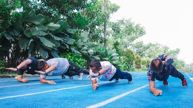 Para pelatih fisik mempraktekkan sejumlah gerakan fisik dalam pelatihan berlisensi level 1 nasional di UNESA