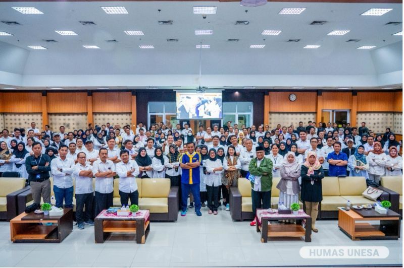 Direktorat SDM Unesa memiliki slogan �Humanis, Adaptif, Nyata, Disiplin, Akuntabel, dan Loyal� (HANDAL). Melalui gebyar layanan SDM ini, diharapkan civitas bisa terus naik level dalam memajukan UNESA PTN-BH.