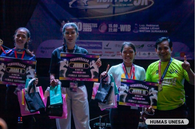 Penyerahan penghargaan pemenang running fest.