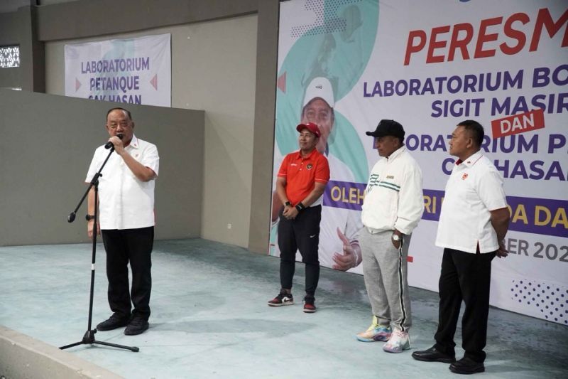 KERJA SAMA: Ketua Umum KONI Pusat, Letjen TNI (Purn) Marciano Norman saat menyampaikan sambutan di lapangan internasional Petanque Indoor Unesa, Surabaya, Rabu (28/10/2025).