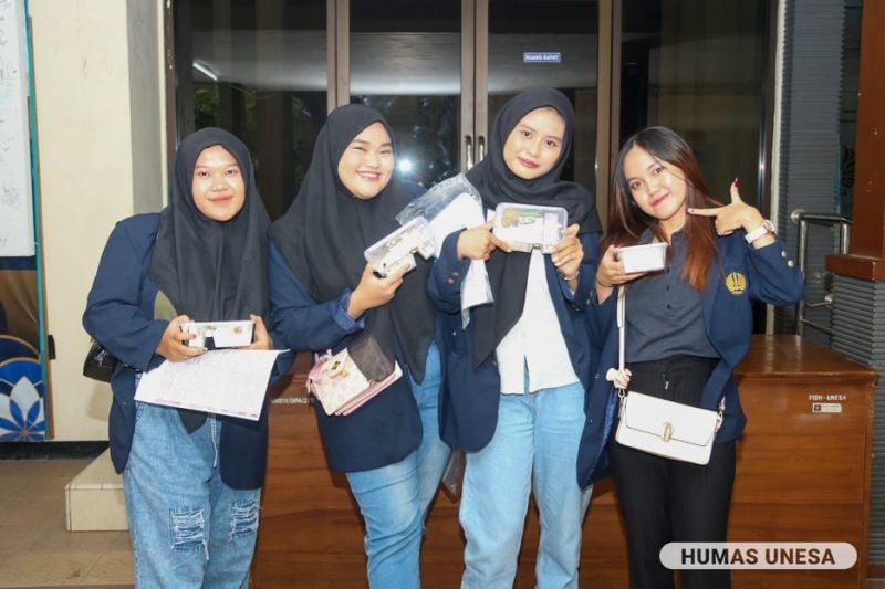 Mahasiswa Unesa Kampus 1 Ketintang menunjukkan paket sarapan bergizi sebelum mereka menjalani UAS.