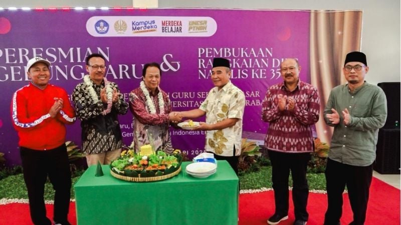 Tumpengan, simbol peresmian gedung baru dan semangat baru untuk kemajuan Unesa PTN-BH. Kiri--kanan: Wakil Rektor IV, Cahyo Dwi Kartiko; Wakil Rektor I, Martadi; Ketua MWA, Haris Supratno; Dekan FIP Mochamad Nursalim; Direktur Sekolah Pascasarjana, Bambang Yulianto; dan Wakil Dekan II FIP, Andi Kristanto.