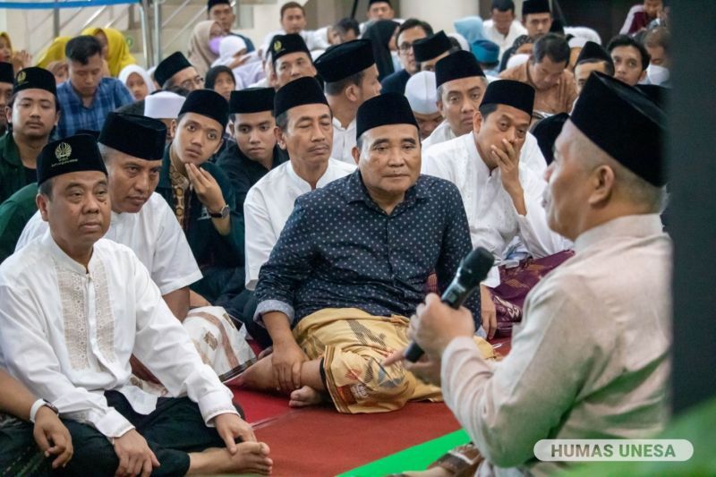 Jajaran pimpinan Universitas Negeri Surabaya; rektor, wakil rektor, dekan, wakil dekan, direktur, kasubdit, koorprodi, kadiv, dosen dan mahasiswa selingkung UNESA hadiri Pengajian Ramadan bersama Kiai Marzuki Mustamar