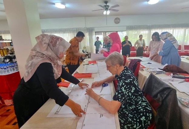 Peserta pelatihan praktek membuat pola busana yang dibimbing langsung tim dosen pengampu mata kuliah Ecofashion UNESA