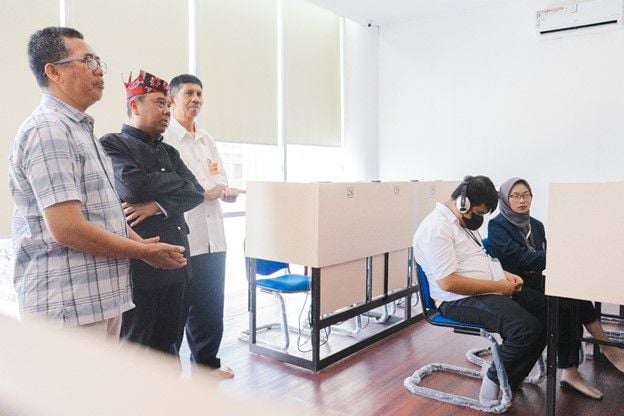 Pimpinan UNESA, Wakil Rektor Bidang Akademik, Kemahasiswaan, dan Alumni Prof. Dr. Madlazim, M.Si., (dua dari kiri) bersama jajarannya meninjau langsung untuk memastikan kelancaran tes UTBK sesi disabilitas di Training Center, Rektorat UNESA. 