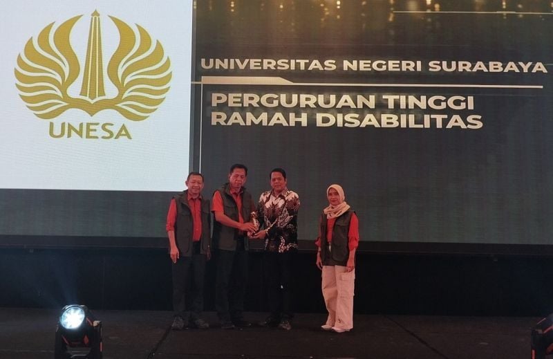 Wakil Rektor Bidang Riset, Inovasi, Pemeringkatan, Publikasi dan Science Center menerima penghargaan UNESA sebagai perguruan tinggi ramah disabilitas dalam Beritajatim Award 2024.