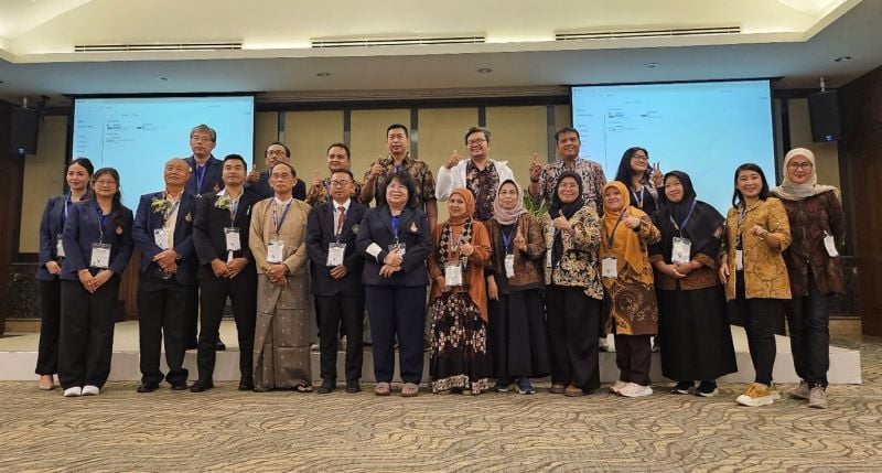 Delegasi UNESA bersama pihak penyelenggara Hatyai Songkhla Thailand International