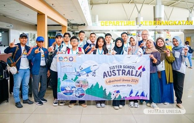 Pimpinan Lembaga Labschool dan guru serta orang tua mengantarkan anaknya berangkat menjalani program pertukaran ke Australia.
