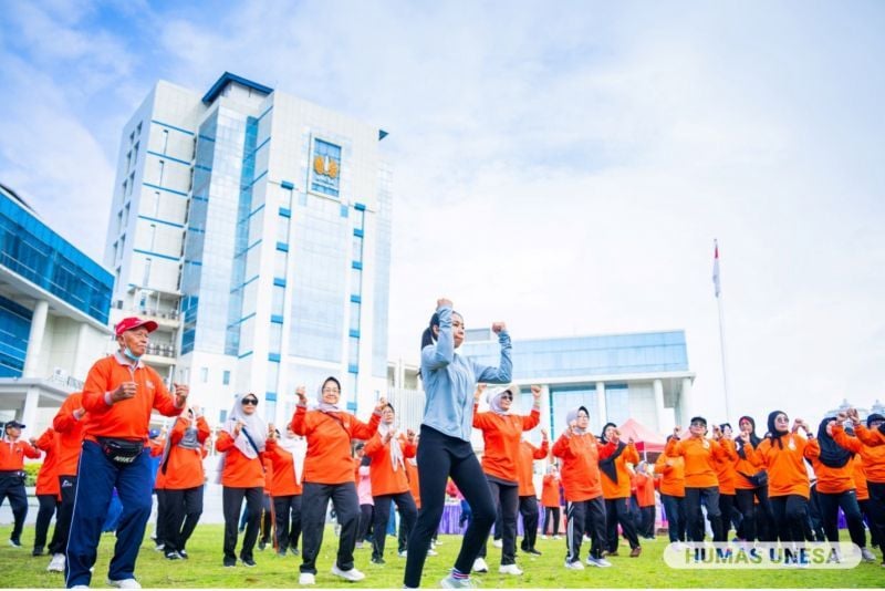 Senam bersama mengawali Festival Lansia yang diselenggarakan Fakultas Psikologi UNESA