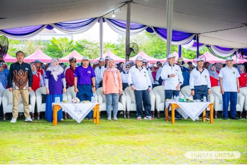 Kegiatan yang dimaksudkan untuk meningkatkan kesehatan lansia ini dihadiri jajaran pimpinan selingkung UNESA, Dinas Sosial Jatim, dan civitas terkait selingkung UNESA.