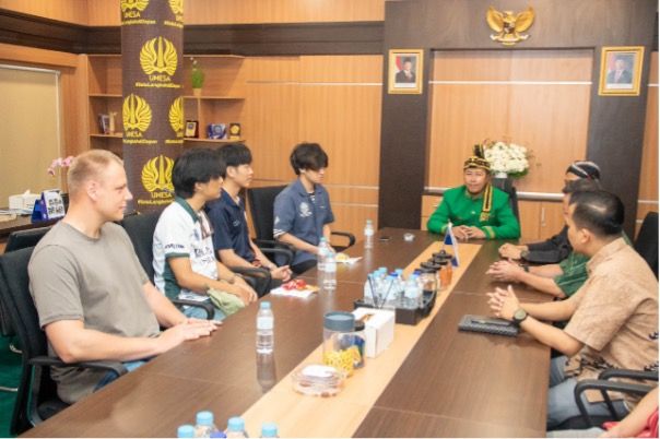 Wakil Rektor IV Unesa dan jajarannya menyambut hangat mahasiswa internasional tersebut dan memperkenalkan berbagai unggulan, serta bidang-bidang yang bisa didalami di sejumlah fakultas.