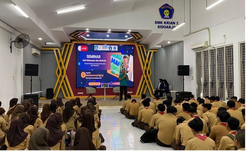 Kegiatan edukasi anti-kekerasan dan anti-narkoba ini merupakan program PPKPT Unesa yang dilaksanakan mahasiswa PLP Unesa di sekolah, sebagai upaya pencegahan agar pelajar tidak terjebak dalam tindakan dan bergaulan yang mengancam masa depan.