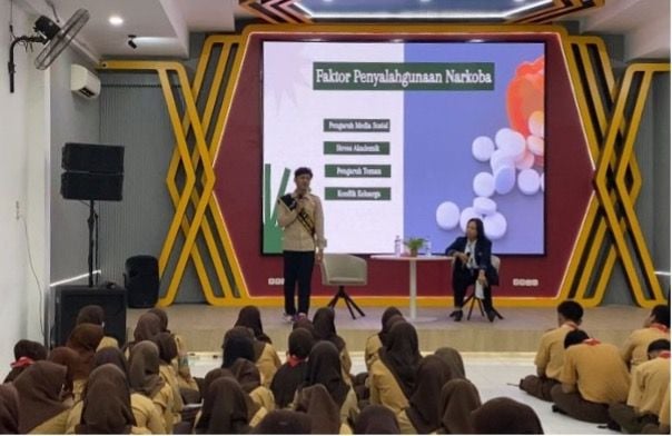 Duta GenRe sekaligus mahasiswa D-4 Administrasi Negara Unesa menyampaikan berbagai dampak kekerasan dan bahaya menyalahgunakan narkotika atau obat-obatan terlarang.