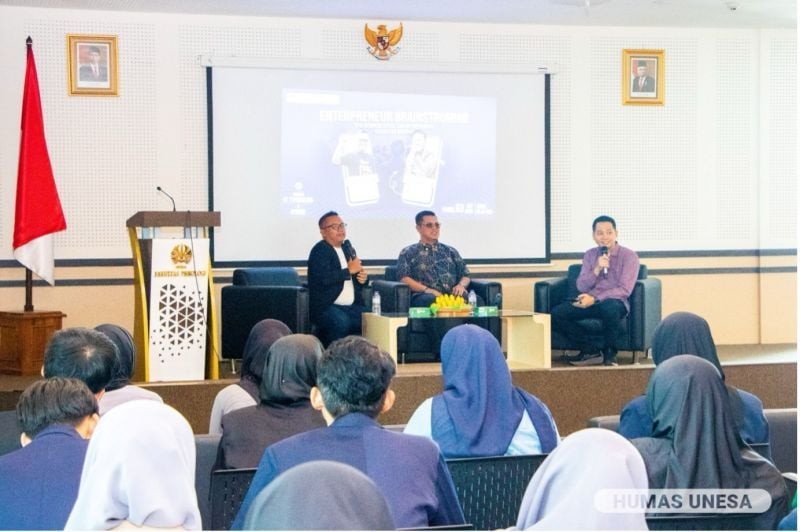 Dua pemateri dari dunia usaha dan industri sharing pengalaman tentang entrepreurship dengan mahasiswa peserta BONEK UNESA dan luar UNESA.
