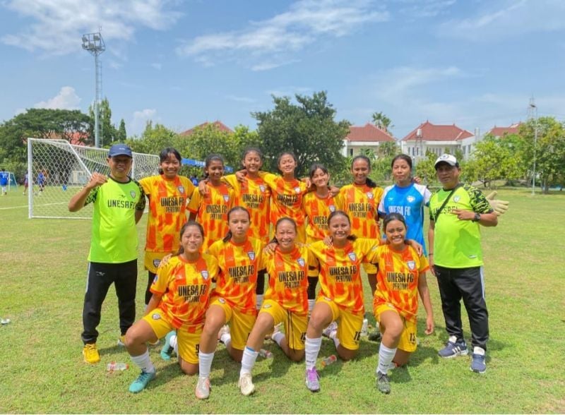 PESONA: Skuad tim sepak bola putri atau UNESA Women FC.