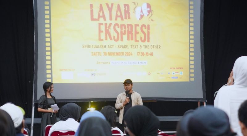 Sesi materi atau diskusi dengan Yusril Ihza. Ia berbagi pengalaman dan strategi cara akting sesuai teks dan konteks.