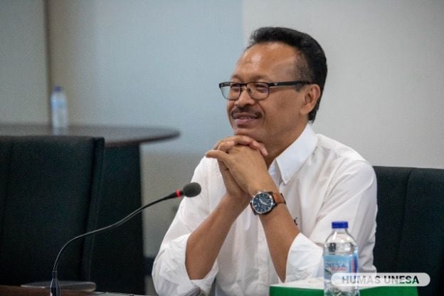 Wakil Rektor IV Bidang Perencanaan, Pengembangan, Kerja Sama, dan Teknologi Informasi dan Komunikasi UNESA dapat penghargaan atas komitmen dan dedikasinya memajukan pendidikan di Kota Pahlawan.