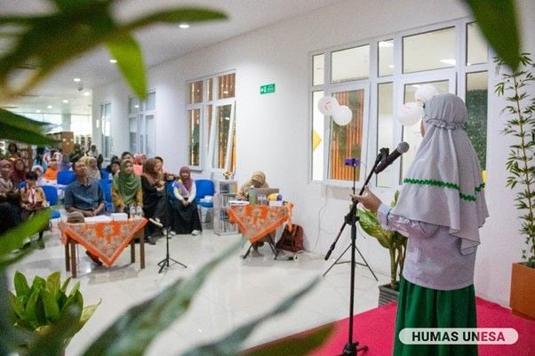Pelajar tingkat SD se-Surabaya Raya (Surabaya, Gresik, Sidoarjo) mengikuti lomba Storytelling yang diselenggarakan Perpustakaan Pusat UNESA.