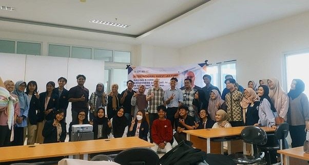 Andrzej Cirocki atau Andy Cirocki (tengah-berdiri-baju kotak-kotak), pakar dari UK memberikan kuliah tentang penggunaan AI dalam penulisan akademik dalam kuliah tamu internasional FBS UNESA.