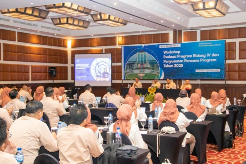 Workshop ini mengevaluasi berbagai program dan capaian tahun 2024 sekaligus menyusun rencana program untuk tahun 2025. Pimpinan mengajak semua jajaran untuk terus meningkatkan kolaborasi, kualitas kinerja, layanan, dan prestasi.