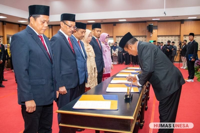 Jajaran pejabat baru UNESA menandatangani dokumen pakta integritas wujud komitmen siap mengemban amanah memajukan lembaga.