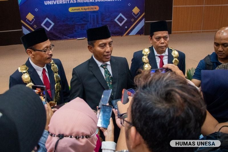 Rektor bersama Wakil Rektor Bidang III dan Bidang IV UNESA memberikan keterangan pers terkait target UNESA di tingkat nasional dan internasional ke depan. 