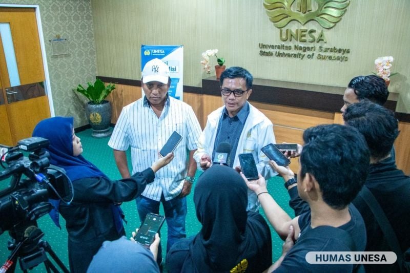 Dirjen Diktiristek Prof Abdul Haris bersama Rektor UNESA Cak Hasan dalam sesi wawancara dengan media atau pers usai FGD Bulan Pendidikan di Rektorat UNESA.