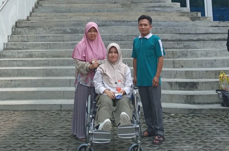 BERTEKAD KUAT: Didampingi kedua orang tua, Ishmianna Nurfida Dwi Rahmadani jalani tes UTBK di UNESA Kampus 2 Lidah Wetan.