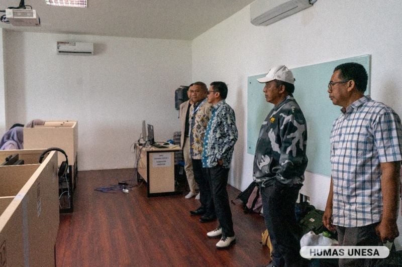 Dirjen Diktiristek bersama tim SNPMB meninjau jalannya tes UTBK di Training Center lantai 4 Rektorat UNESA