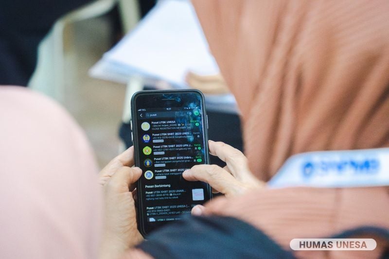 Peserta tes UTBK bergabung di Grup WA untuk saling berkoordinasi tentang lokasi tes, saling belajar bareng secara daring, sharing informasi seputar biaya kuliah, termasuk terkait kos-kosan sekitar kampus.