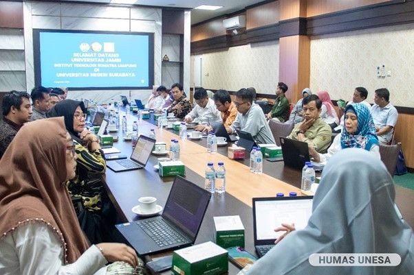 Sharing IKU antara UNESA, Unja, dan Itera di Rektorat UNESA.