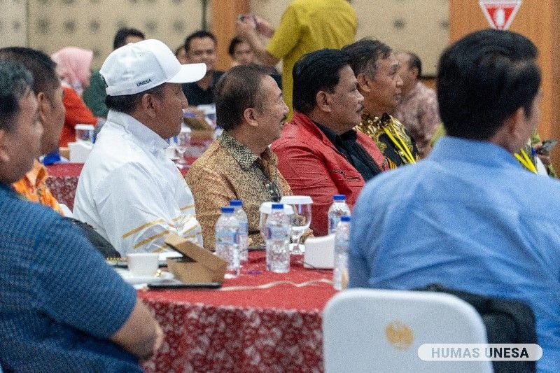 Rektor Unesa Cak Hasan, Bambang DH Ketua IKA Terpilih, dan Dr. Drs. H. Marhaen Djumadi, S.E., S.H., M.M., MBA dalam Musyawarah Pusat IKA Unesa