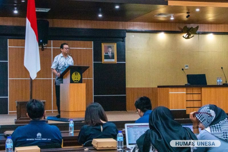 Direktur Teknologi Informasi dan Komunikasi, dan Kerja Sama UNESA, Prof. Slamet Setiawan, M.A., Ph.D., memberikan sambutan dalam pertemuan pembahasan kerja sama dengan Huawei ICT Academy di Auditorium Rektorat Kampus 2 Lidah Wetan, (5/3/2024)
