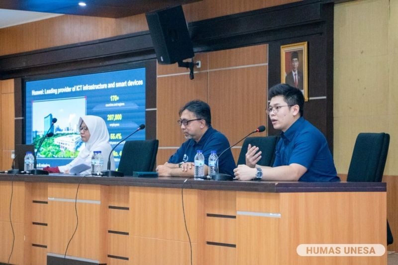 Ir. Rayi Pradono Iswara, M.Sc, ICT Talent Ecosystem Development Manager Huawei dan Steven Setiawan, ICT Talent Ecosystem Development Huawei paparkan program dan rencana kerja sama di hadapan pimpinan, direktur, kasubdit, kasi dan koorprodi selingkung UNESA. 