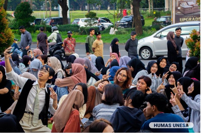 Mahasiswa mengabadikan momen kebersamaan sembari menunggu jadwal berbuka puasa di kampus berjuluk �Rumah Para Juara.�