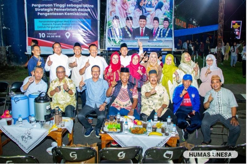 Rektor Unesa, Nurhasan atau Cak Hasan bersama jajaran wakil rektor, dekan, direktur, dan Dhama Wanita Persatuan (DWP) buka bersama civitas dan masyarakat sekitar.