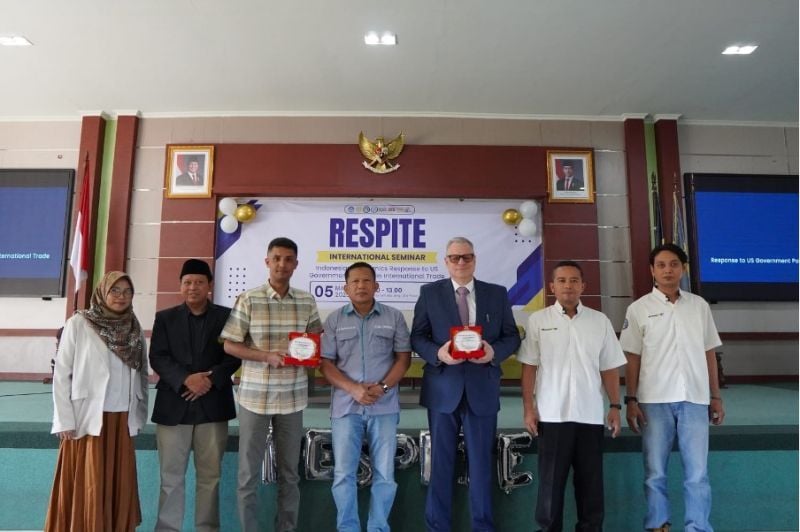 Pimpina FEB dan Prodi Ekonomi bersama sejumlah narasumber seminar internasional.