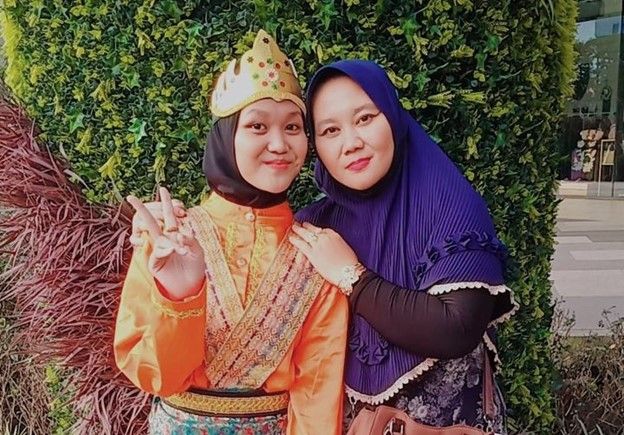 Siti Khodijah bersama anaknya, Lutviana Dwi Jannati yang menjadi peserta termuda yang lolos UNESA jalus SNBP 2024