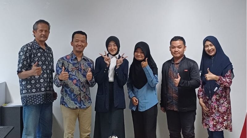 POSE BAHAGIA: Fira bersama Koorprodi--dosen DKV, orang tua, dan teman-temanya usai menyelesaikan ujian akhir di DKV beberapa waktu lalu.