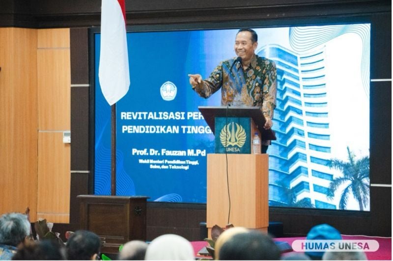 Wamendikti Saintek RI menjadi pembicara utama dalam FGD UNESA. Guru besar bidang pendidikan UMM itu menekankan beberapa hal penting terkait revitalisasi dan transformasi pendidikan tinggi menuju Indonesia Emas 2045.